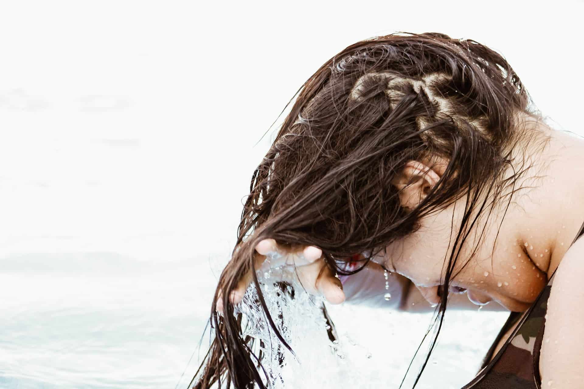 Mycie włosów samą wodą – ratunek dla zniszczonych włosów. Czy to działa?